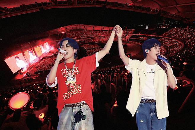 6월13일 경기도 고양종합운동장 주경기장에서 열린 제이홉의 솔로 콘서트 '호프 온 더 스테이지'. 7명의 멤버가 이곳에 모인 가운데 제이홉(왼쪽)과 진은 《봄날》 무대를 함께 했다. ⓒ빅히트뮤직 제공