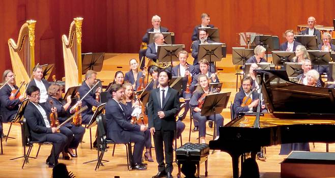 피아니스트 임윤찬이 6월11일 서울 예술의전당에서 클라우스 메켈레가 지휘하는 파리 오케스트라와 협연을 마친 뒤 관객들에게 인사하고 있다. ⓒ연합뉴스