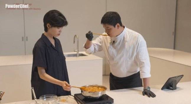 유튜브 ‘가루요리사 LEE JANG WOO’에 이장우와 조혜원이 동반 출연했다.