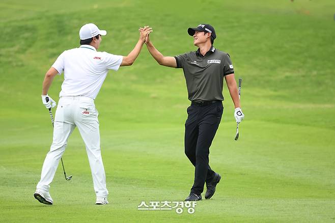 신용구(오픈쪽)가 21일 경남 양산 에이원CC에서 열린 제68회 KPGA 선수권대회 3라운드 1번홀(파4)에서 샷이글을 기록한 뒤 동반자 왕정훈과 하이파이브 하고 있다. ｜KPGA 제공
