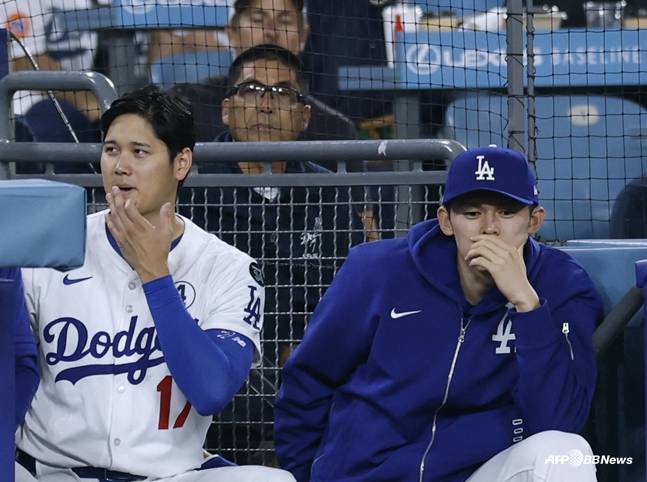 오타니(왼쪽)와 사사키가 함께 경기를 지켜보고 있다. /AFPBBNews=뉴스1