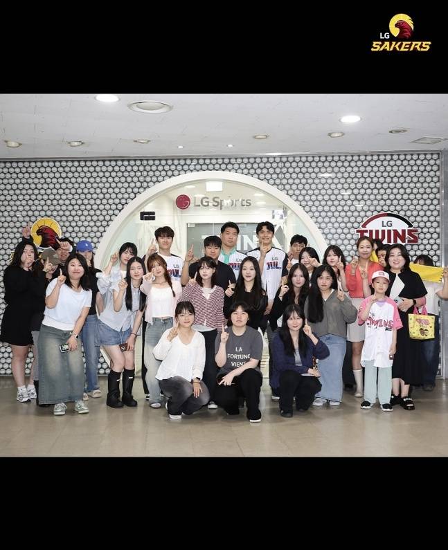 조상현 창원LG 세이커스 감독(가운데 트윈스 유니폼)과 유기상(오른쪽 트윈스 유니폼)과 양준석(왼쪽 트윈스 유니폼)이 20일 잠실 두산-LG전이 우천 취소된 뒤 팬들과 함께 기념사진을 찍고 있다. /사진=창원 LG 세이커스 농구단 공식 SNS 갈무리