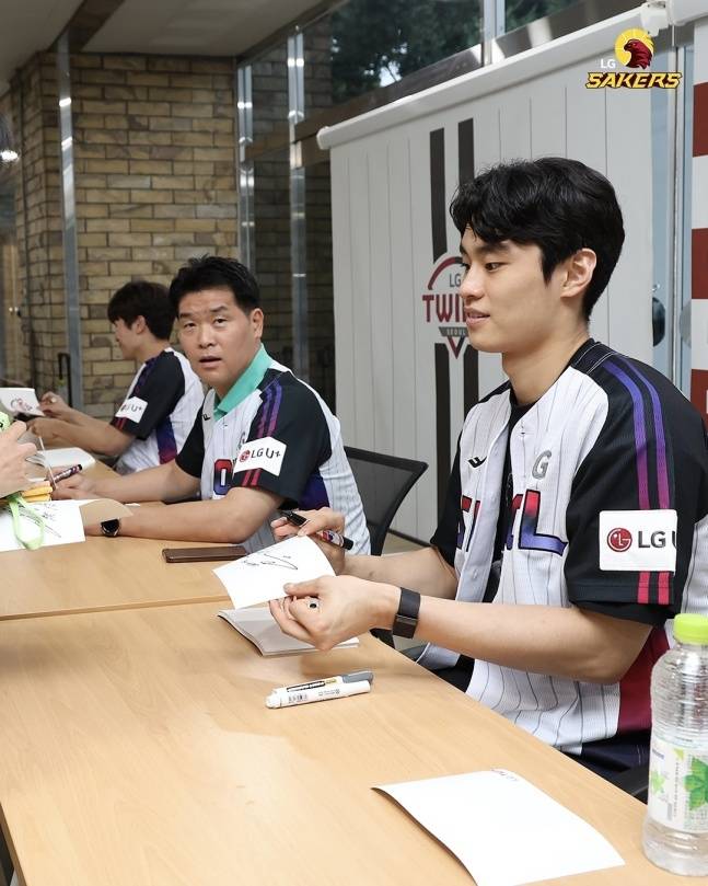 창원LG 세이커스 조상현 감독(가운데)이 20일 잠실 두산-LG전이 우천 취소된 뒤 팬들에게 사인해주고 있다. /사진=창원 LG 세이커스 농구단 공식 SNS 갈무리