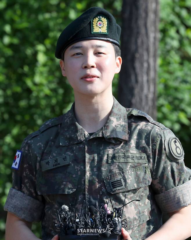 [연천=뉴시스] 김혜진 기자 = 군 복무를 마친 방탄소년단 지민이 11일 오전 경기도 연천군의 한 부대 인근에서 전역 인사를 하고 있다. 2025.06.11. jini@newsis.com /사진=김혜진