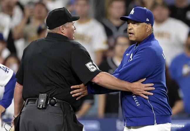 항의하는 로버츠 감독(오른쪽). /AFPBBNews=뉴스1