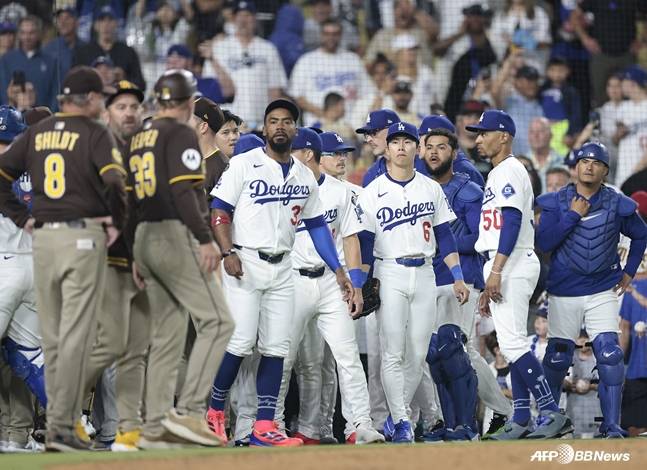 마이크 쉴트 감독(왼쪽)이 벤치클리어링을 바라보고 있다. /AFPBBNews=뉴스1