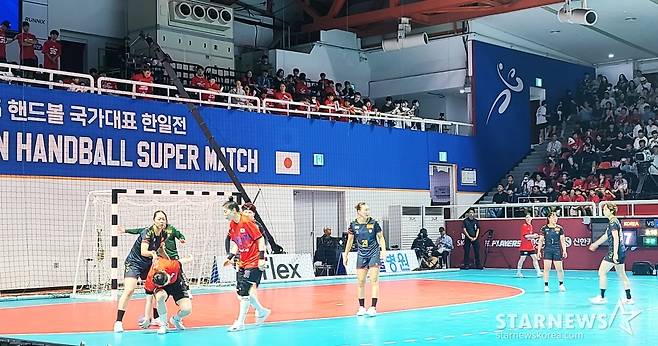 한국 여자 핸드볼 대표팀과 일본 여자 대표팀 선수들이 21일 충북 청주 SK호크스 아레나에서 뜨거운 맞대결을 벌이고 있다. /사진=김우종 기자