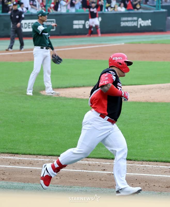 [★포토]김광현 상대로 스리런, 최형우