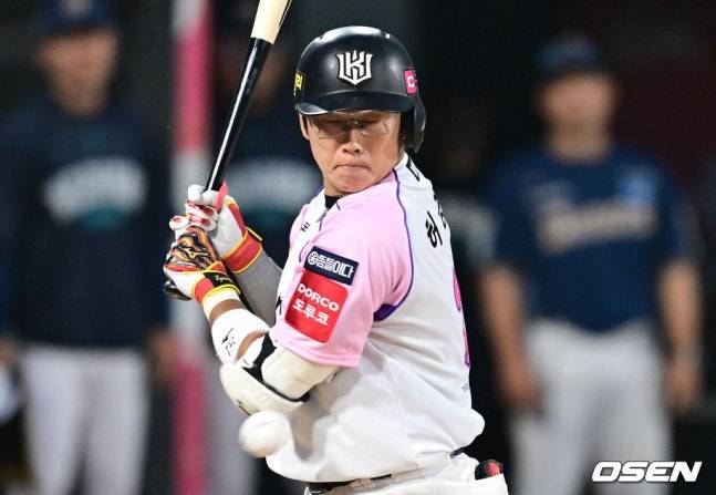 KT 허경민이 21일 수원 NC전 8회말 1사 만루에서 배재환에게 맞았다.