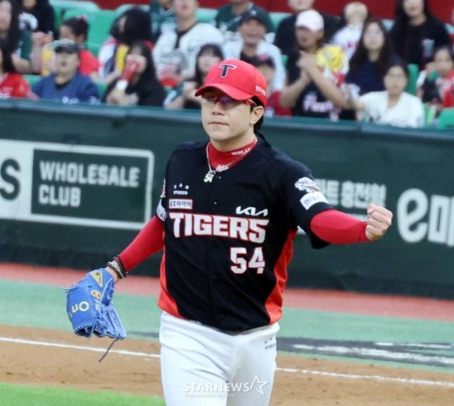 실점 없이 이닝을 틀어막고 세리머니를 하는 김광현. /사진=강영조 선임기자