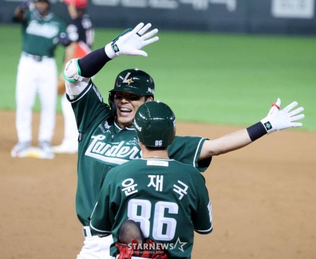 한유섬(왼쪽)이 9회말 동점 적시타를 날리고 세리머니를 하고 있다 /사진=강영조 선임기자