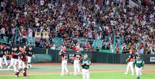 경기 종료 후 아쉬워하는 양 팀 선수들. /사진=강영조 선임기자