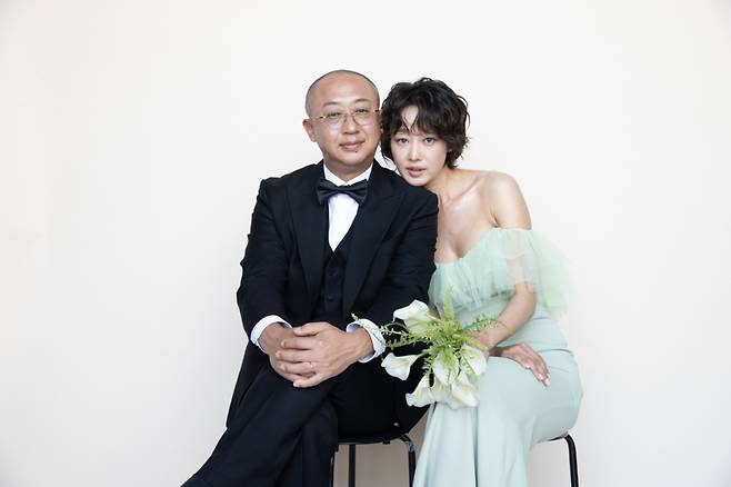 /사진=포토그래퍼 김영준, 최여진 드레스 '하우스오브에이미', 김재욱 턱시도 '아틀레', 커플캐주얼 '애프터무브먼트'