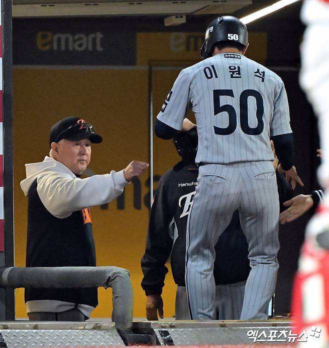 17일 오후 인천SSG랜더스필드에서 열린 '2025 신한 SOL Bank KBO리그' 한화 이글스와 SSG 랜더스의 경기, 7회초 1사 2루 한화 이원석이 최인호의 1타점 2루타때 득점에 성공한 후 김경문 감독의 축하를 받고 있다. 엑스포츠뉴스DB