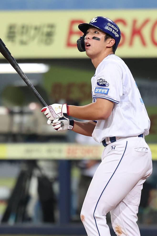 삼성 라이온즈 내야수 김영웅이 올해 정규시즌 경기에 출전해 타격 후 타구를 바라보고 있다. 김영웅은 타격 부진으로 20일 엔트리에서 말소됐다. 삼성 라이온즈