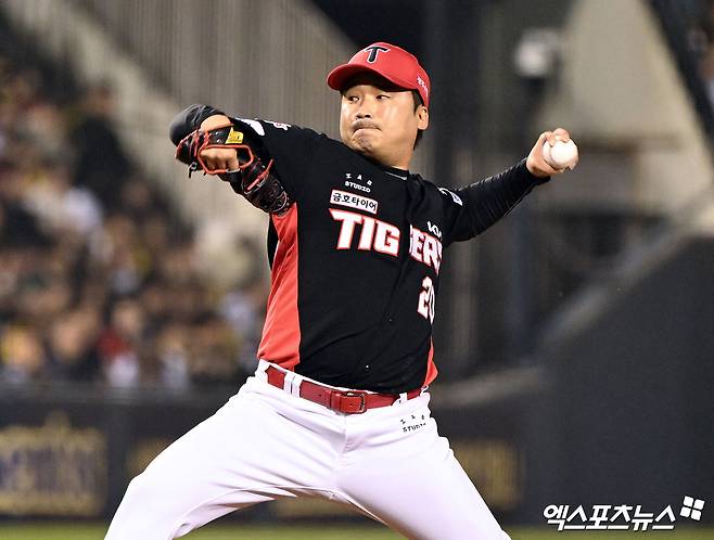 18일 오후 서울 송파구 잠실야구장에서 열린 '2025 신한 SOL Bank KBO리그' KIA 타이거즈와 두산 베어스의 경기, 6회말 1사 3루 KIA 이준영이 공을 힘차게 던지고 있다. 엑스포츠뉴스 DB