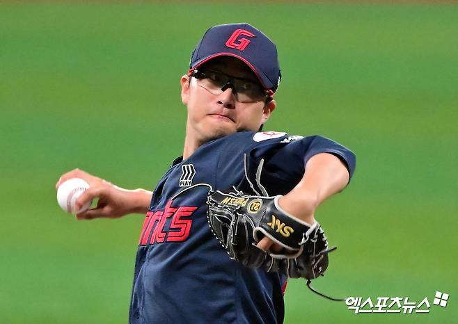 롯데 자이언츠 선발투수 박세웅이 올해 정규시즌 경기에 등판해 투구하고 있다. 엑스포츠뉴스 DB