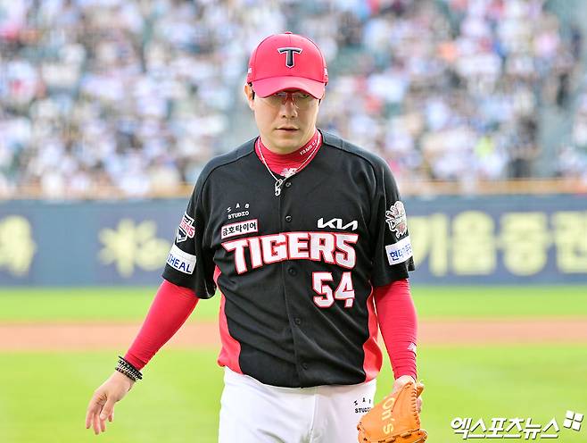 3일 오후 서울 송파구 잠실야구장에서 열린 '2025 신한 SOL Bank KBO리그' KIA 타이거즈와 두산 베어스의 경기, 5회말 수비를 마친 KIA 양현종이 더그아웃으로 향하고 있다. 엑스포츠뉴스 DB