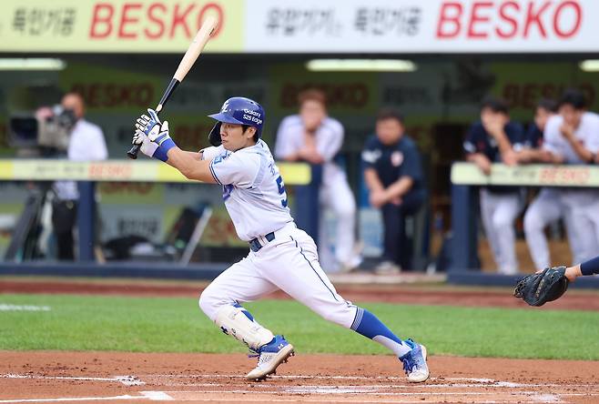 삼성 라이온즈 김지찬이 올해 정규시즌 경기에 출전해 타격하고 있다. 김지찬은 21일 부산 롯데 자이언츠전에 1번 타자로 선발 출전한다. 삼성 라이온즈