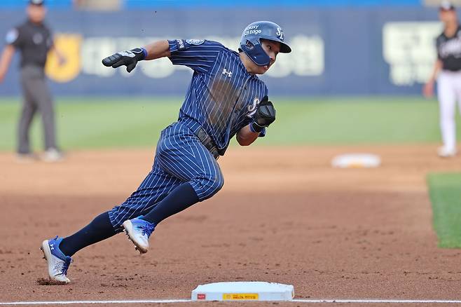 삼성 라이온즈 김지찬이 올해 정규시즌 경기에 출전해 주루하고 있다. 김지찬은 21일 부산 롯데 자이언츠전에 1번 타자로 선발 출전한다. 삼성 라이온즈