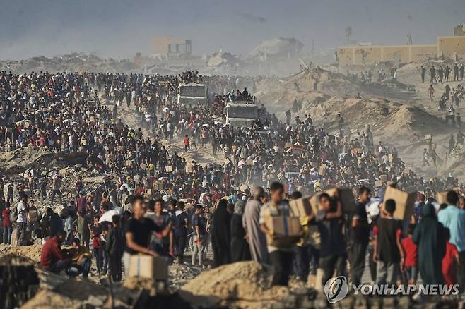 구호품 받아가는 가자지구 주민 지난 16일(현지시간) 가자지구 북부에서 세계식량계획(WFP)이 마련한 구호품을 받아가는 팔레스타인 주민 행렬. [AP 연합뉴스 자료사진. 재판매 및 DB 금지]