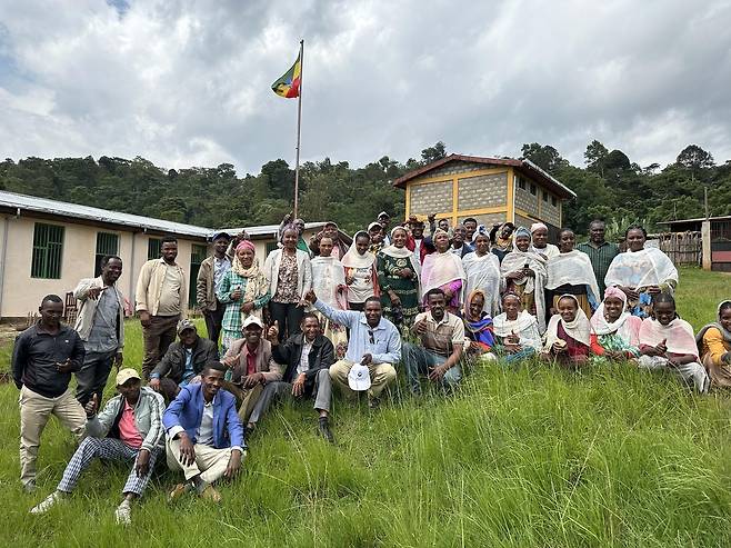 산림청 후원 에티오피아 커피 혼농임업 사업지 현장 주민들 (코체리<에티오피아>=연합뉴스) 김성진 기자 = 지난달 27일(현지시간) 에티오피아 남부 오로미아주 코체리 지구에서 한국 산림청이 후원한 커피혼농임업 사업 관계자들과 주민들이 커피농협 단지안에서 이전의 반목에서 벗어나 사이좋게 포즈를 취하고 있다. sungjin@yna.co.kr