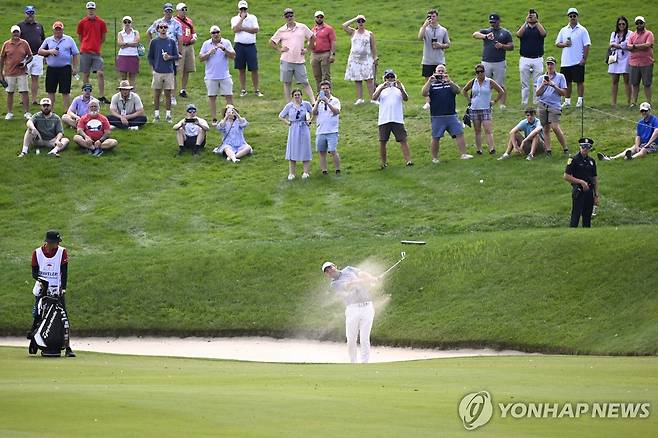 셰플러의 17번 홀 벙커샷 [AP=연합뉴스]