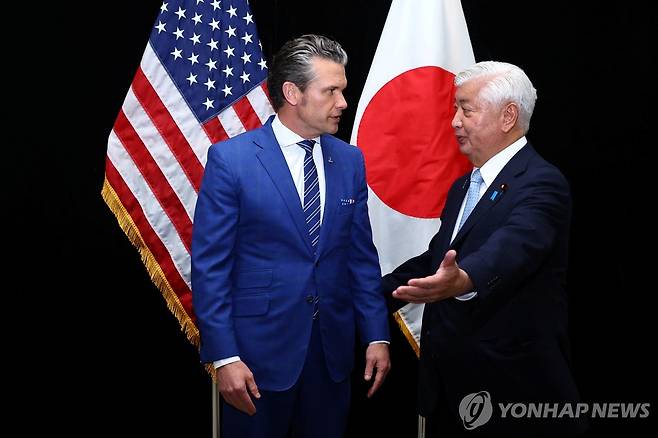 피트 헤그세스 미국 국방부 장관과 나카타니 겐 일본 방위상 [로이터 연합뉴스 자료사진. 재판매 및 DB 금지]