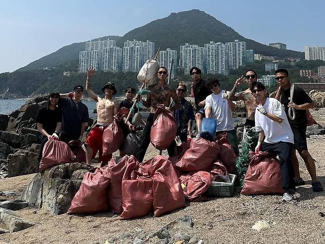 부산에서 동료들과 '플로깅'하는 제이통 [제이통 인스타그램 캡처. 재판매 및 DB 금지]