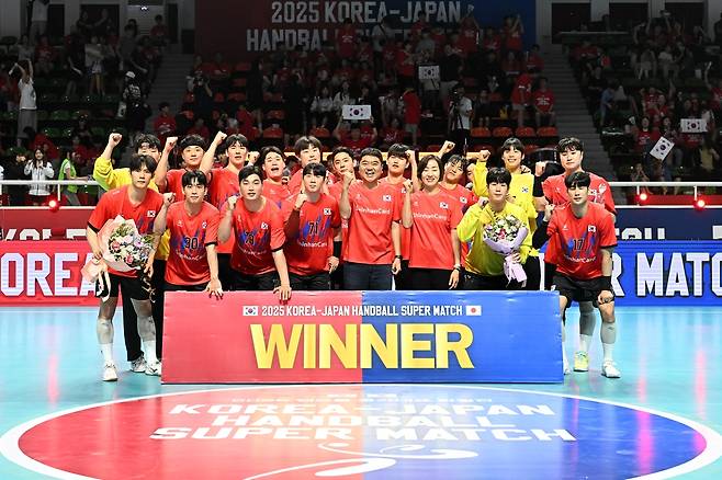 한일전 슈퍼매치에서 승리한 한국 남자 국가대표 선수단. [대한핸드볼협회 제공. 재판매 및 DB 금지]