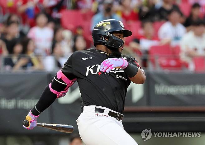 안타 치는 로하스 (광주=연합뉴스) 조남수 기자 = 19일 광주기아챔피언스필드에서 열린 프로야구 kt wiz와 KIA 타이거즈의 경기. kt 로하스가 4회초에 안타를 때리고 있다. 2025.6.19 iso64@yna.co.kr