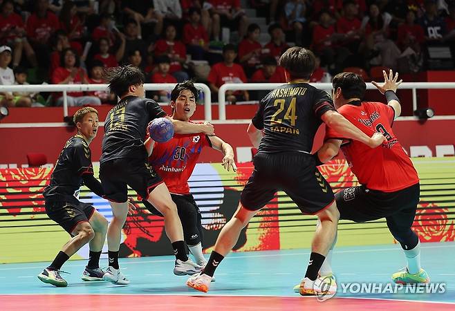 3년만에 청주서 '2025 한일 핸드볼 슈퍼매치' (청주=연합뉴스) 천경환 기자 = 21일 청주 SK호크스 아레나에서 한국과 일본의 국교 관계 수립 60주년을 맞아 '2025 핸드볼 한일 슈퍼매치 남자부 경기가 열리고 있다. 한국과 일본은 2008년부터 정기전을 시작했으며 2022년 인천 경기를 끝으로 잠시 중단됐다가 올해 3년 만에 재개됐다. 2025.6.21 kw@yna.co.kr