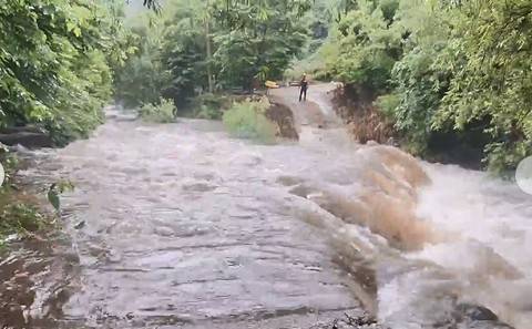 계곡물에 고립된 산악회원들 구조  [전북자치도 소방본부 제공. 재판매 및 DB 금지]
