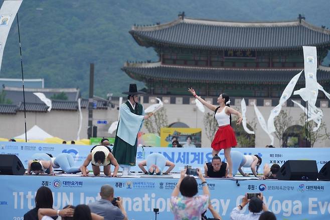 요가+한국무용을 결합한 공연 장면 [촬영 이동칠]