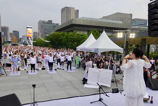 원정혜 박사(오른쪽)와 요가 동작 따라 하는 참석자들 [촬영 이동칠]