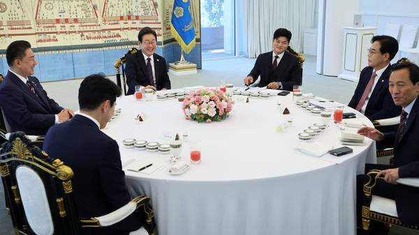 이재명 대통령이 22일 서울 한남동 관저에서 열린 여야 지도부와의 오찬 회동에서 발언하고 있다. 왼쪽 아래부터 시계방향으로 강훈식 대통령비서실장, 더불어민주당 김병기 당대표 직무대행 겸 원내대표, 이 대통령, 국민의힘 김용태 비상대책위원장, 송언석 원내대표, 우상호 대통령실 정무수석. 2025.6.22 /연합뉴스