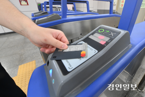 경기도내 시·군들이 노인교통비 지원카드의 부정사용을 막을 방안은 사실상 전무한 것으로 나타나 대책이 요구된다. 사진은 수원역에서 시민들이 개찰구를 통과하는 모습. /경인일보DB