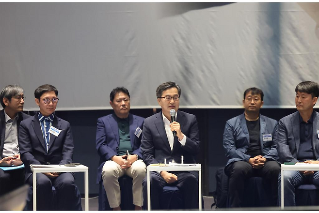 ▲ 지난 19일 오전 수원 라마다프라자호텔에서 열린 주4.5일제 시범사업 업무협약에서 김동연 경기지사가 인사말을 했다./사진제공=경기도