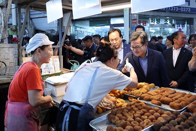 김동연 경기도지사가 21일 이권재 오산시장과 함께 오산 오색시장을 방문해 상인과 이야기를 나누고 있다. 사진=경기도청