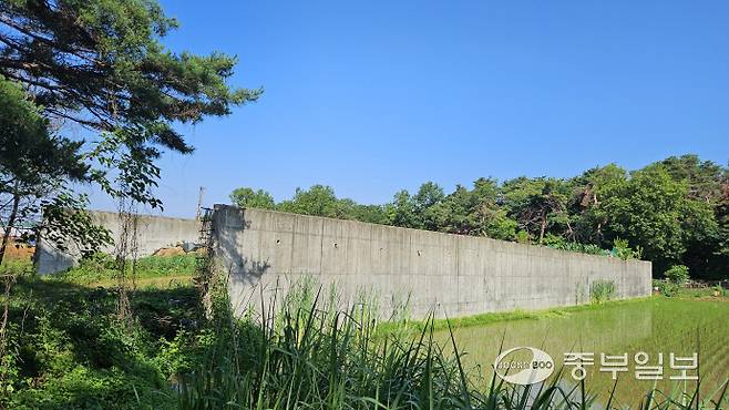 지난 2009년 평택시 송화리 중로 3-2호선 도로개설 공사 구간에 약 60미터 길이의 옹벽이 설치된 모습. 류제현기자