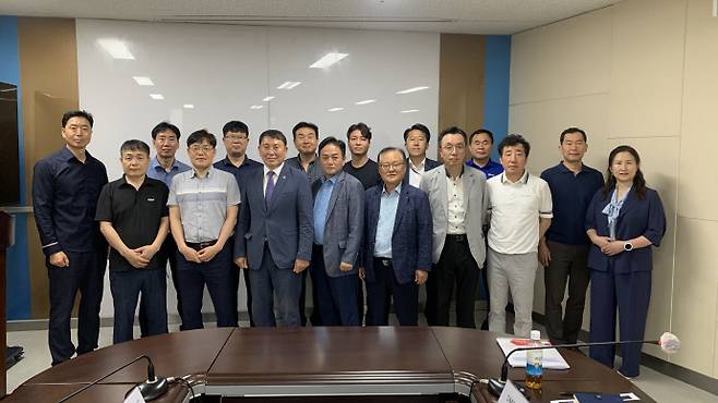 지난 19일 삼송테크노밸리 공용회의실에서 고양시 지식산업센터의 현황 파악 및 활성화를 모색하기 위한 간담회가 진행된 후 기념촬영을 하고 있다. 사진=삼송테크노밸리