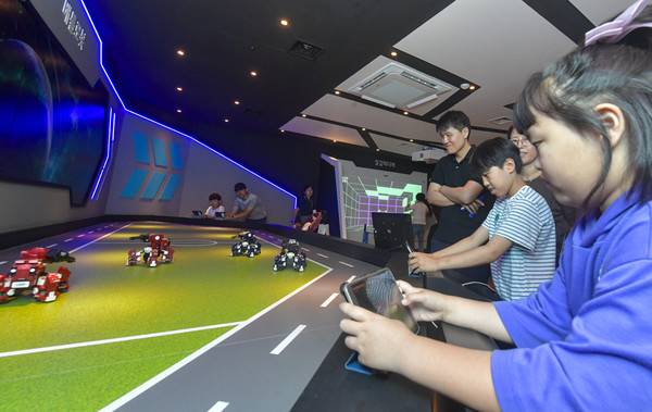 페스티벌을 찾은 어린이들이 찾아가는 배틀로봇 체험을 하고 있다.