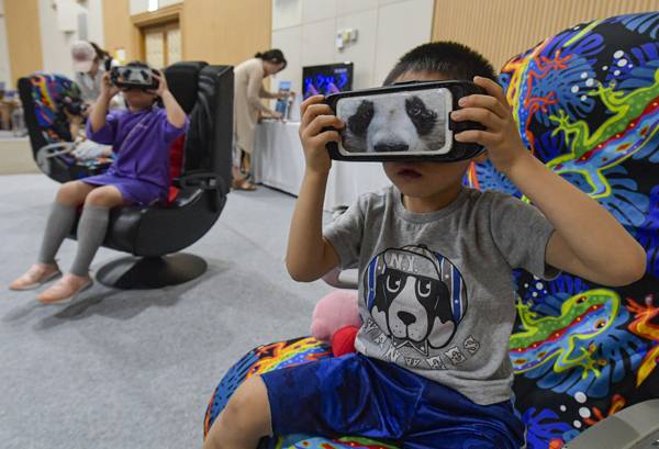 수원시 영통구 경기도경제과학진흥원에서 '2025 경기SW 미래채움 AI페스티벌'이 열려 어린이들이 찾아가는 VR 동물원 체험을 하고 있다.