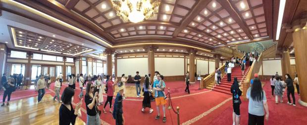 지난 21일 서울 청와대 본관 로비에 국민 개방 종료 직전 많은 관람객들이 찾아와 기념사진 등을 찍고 있다. 정성현 기자