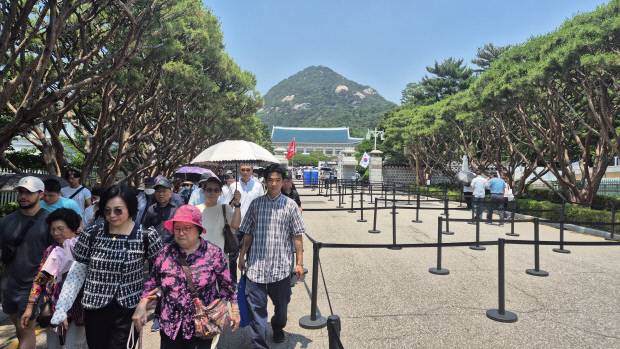 지난 21일 서울 청와대 입구에 관람객들이 줄지어 서 있다. 정성현 기자