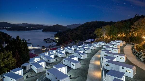 '아트경남 아트쇼 2025'가 오는 27~29일 창원 저도 더숨포레스트 오토캠핑장에서 열린다. 사진은 더숨포레스트 야경 모습.