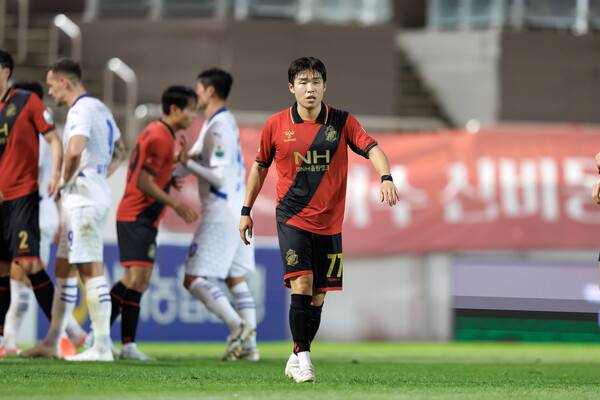 경남FC 김하민이 22일 창원축구센터에서 열린 수원전을 뛰고 있다. /프로축구연맹&nbsp;