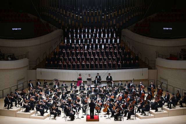 부산 최초의 클래식 전용홀인 부산콘서트홀이 개관식에서 정명훈 예술감독이 이끄는 아시아필하모닉오케스트라(APO) 100명의 단원과, 110여명의 합창단원이 베토벤 9번 교향곡