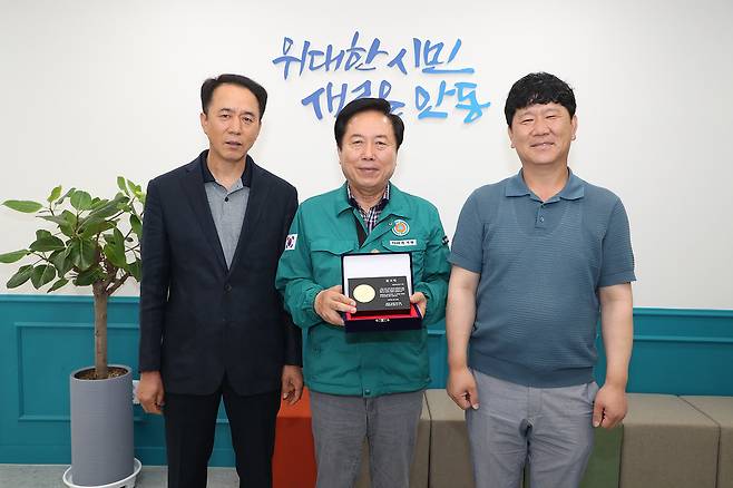 안동시 길안면, 임하면 주민 대표단이 지난 20일 안동시청을 방문해 권기창 시장에게 감사패를 전달하고 있다. /안동시 제공