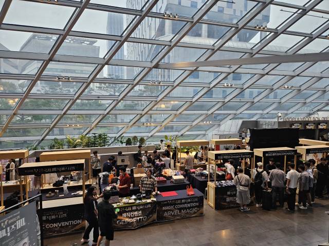 지난 19일부터 부산국제매직페스티벌이 열린 영화의전당 로비에선 마술 도구를 선보이는 딜러 부스가 열려 많은 관심을 받았다. 김효정 기자
